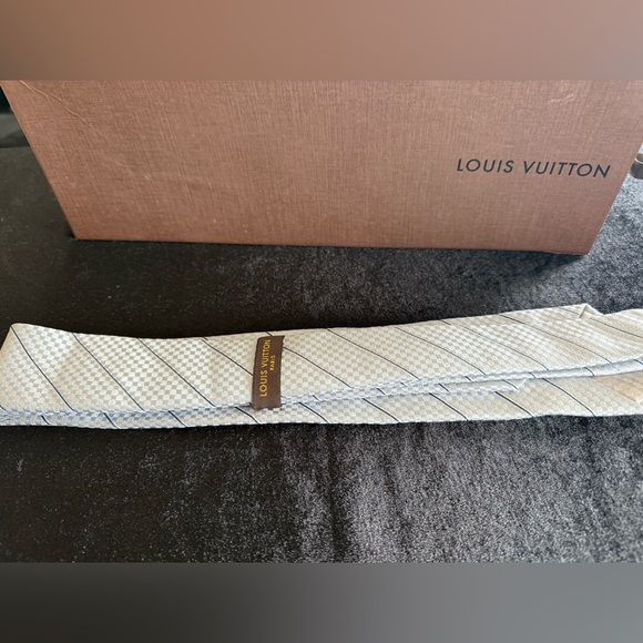 Elegant LV Striped Tie in Blue and gray - Picture 5 of 5